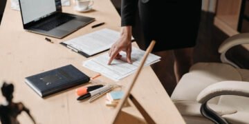 How Can Professionals Translate Spanish Business Documents Without Costly Errors?