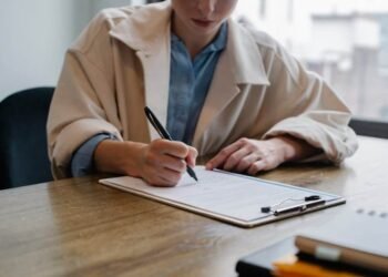 How an EOR Helps Employers Hire Overseas Without Opening Local Entities?